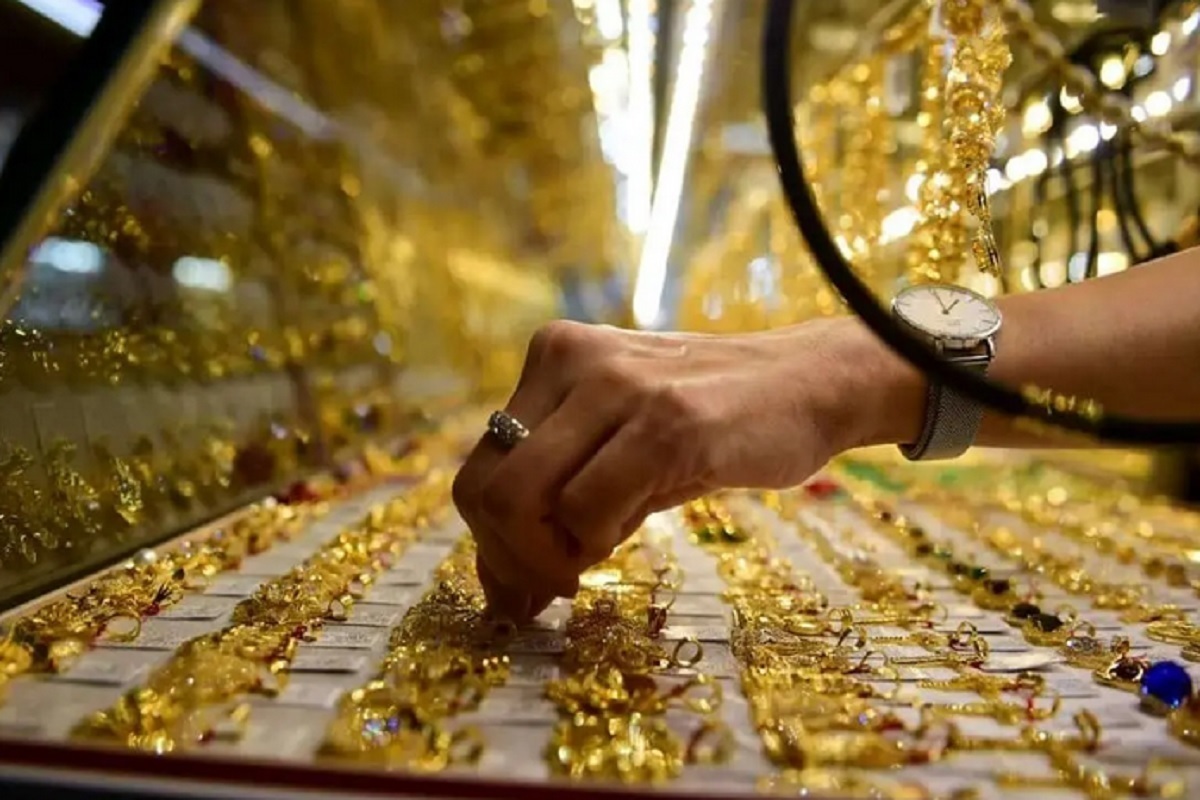 درحالی‌که نرخ ارز در یک هفته اخیر بیش از ۶ هزار تومان ریزش کرده، اما طلا سعی دارد تا خود را در سطوح بالای قیمتی با کمک اونس جهانی طلا نگه‌ دارد.