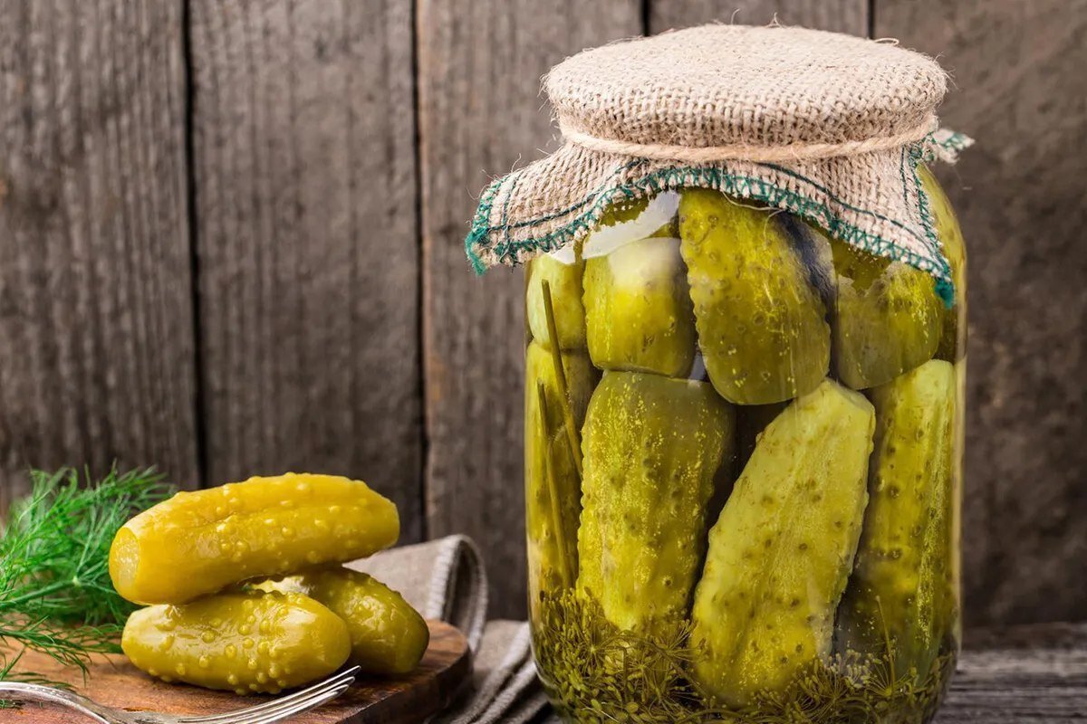 به گفته یک پاتولوژیست، بیشترین سوالی که از متخصصان پرسیده می‌شود این است که آیا لایه سفیدی که بر روی آب خیار شور‌های فله بسته می‌شود می‌تواند برای سلامت، مضر باشد و اینکه آیا واقعیت دارد به خیار شور‌ها «کات کبود» می‌زنند؟