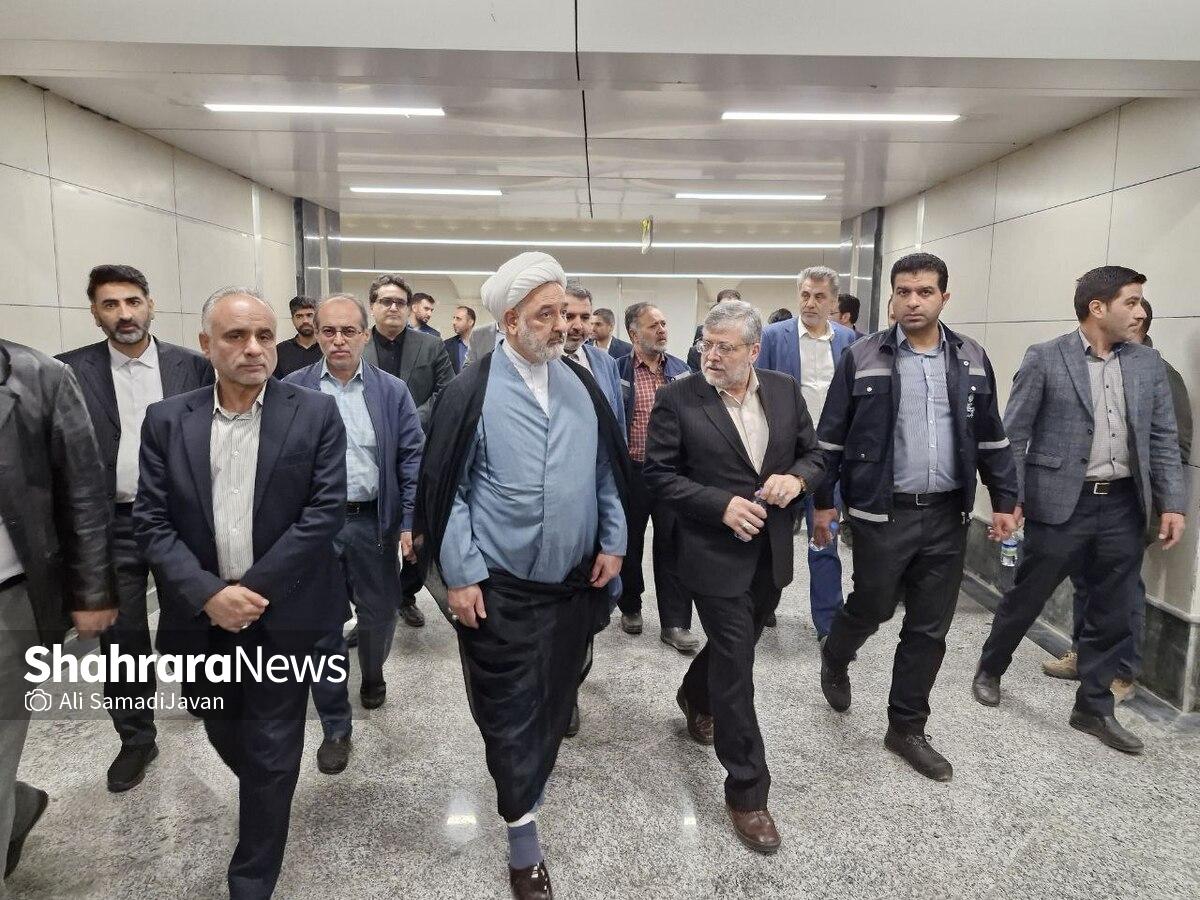 رئیس منطقه ۲ سازمان بازرسی کشور و بازرس کل خراسان رضوی با همراهی شهردار مشهد مقدس و جمعی از مدیران شهری، در بازدید از خط ۳ قطارشهری مشهد، در جریان آخرین اقدامات عمرانی مدیریت شهری قرار گرفتند.