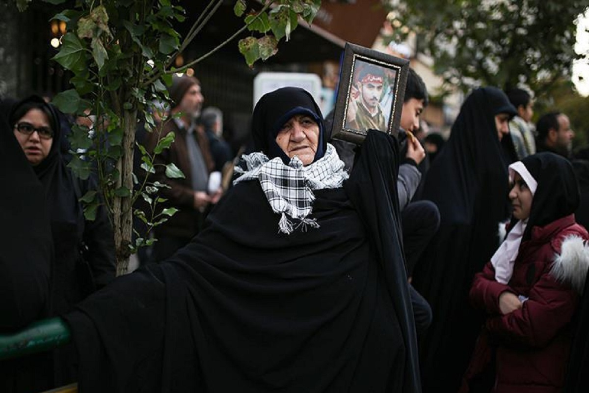 نماینده ولی فقیه در بنیاد شهید و امور ایثارگران تاکید کرد: باید حفظ حرمت خانواده‌های شهدا در هر مکانی رعایت شود، اگر تدبیر مناسبی در این حوزه‌ها انجام نگیرد، در آینده دچار مشکلاتی خواهیم شد.