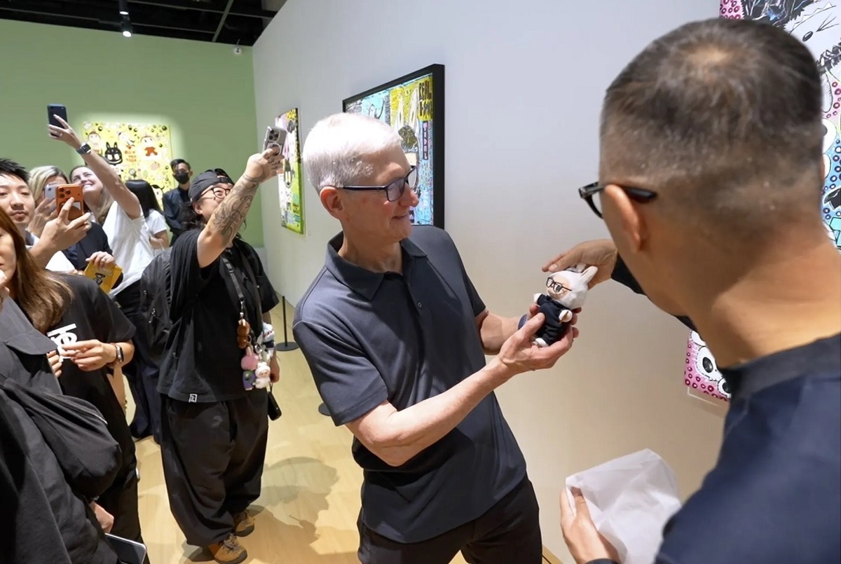 به مناسبت عرضه آیفون ایر در چین، وانگ نینگ، مدیرعامل شرکت Pop Mart و «کاسینگ لانگ» به تیم کوک یک عروسک لبوبوی مخصوص هدیه دادند.