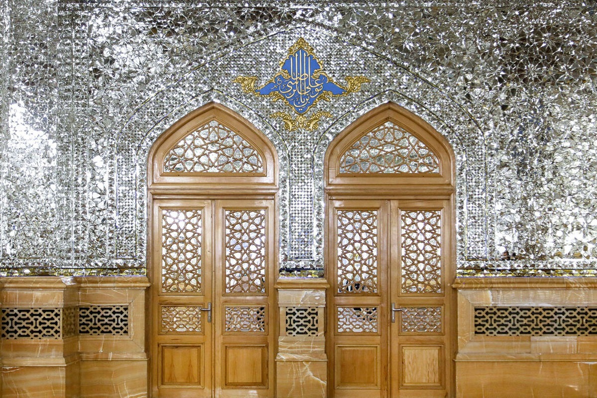 از وقتی آیینه‌های ظریف آلمانی راهشان به‌ مشهد باز شد، به‌مرور آیینه‌ها جای کاشی‌ها، نقاشی‌ها و گچ‌بری‌ها را در بسیاری از رواق‌ها و فضا‌ها گرفت، آن‌چنان‌که اکنون آیینه‌کاری تصویر غالب تزیینات حرم است.