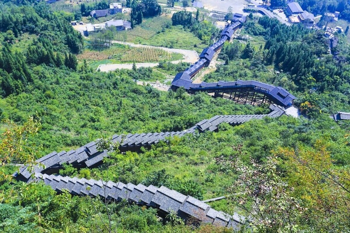 یک پله برقی غول پیکر به طول ۱۲۳۶ متر در کوه لینگشان در شانگراو چین شروع به کار کرده است. شما می‌توانید به جای دو ساعت پیاده روی، تنها در ۱۰ دقیقه به قله کوه صعود کنید.