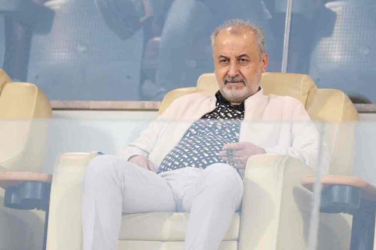 مدیرعامل باشگاه پرسپولیس سیاست عجیبی را برای بقای خودش در پرسپولیس در پیش گرفته است.