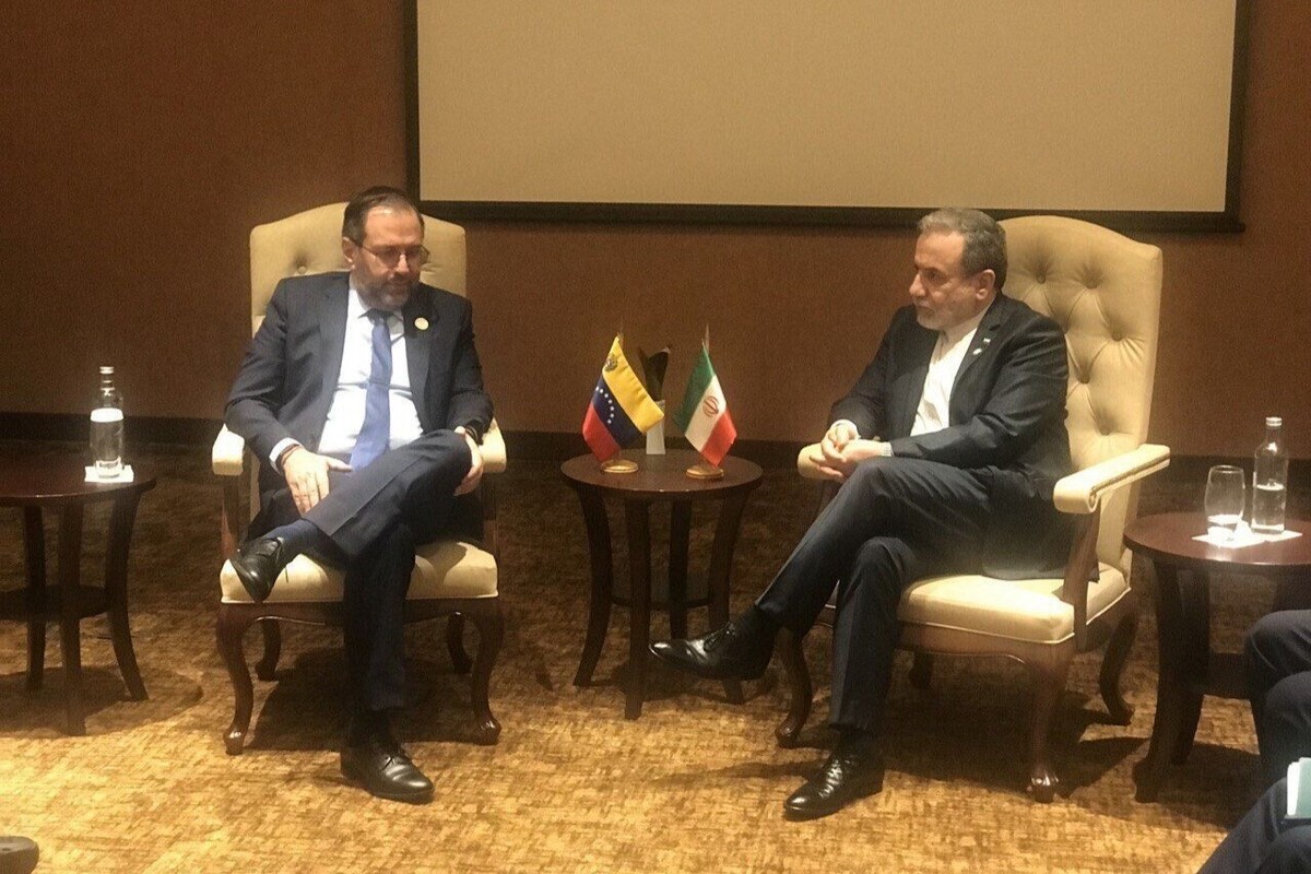 وزیر امور خارجه جمهوری اسلامی ایران و وزیر امور خارجه ونزوئلا در حاشیه اجلاس جنبش عدم تعهد در اوگاندا دیدار کردند.