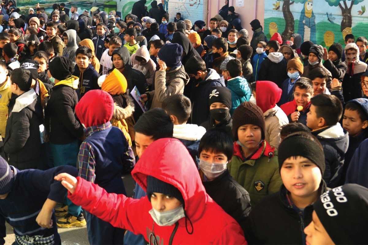 آموزش در  مشهد تبدیل شده است به تلاشی برای مدیریت و آرام نگه داشتن دانش ‎آموزان تا شاید توجهشان به درس جلب شود. برای دانش آموزان هم تقلایی است روزانه به منظور شنیده شدن، دیده شدن و  جا گرفتن در میان ازدحام کلاس.