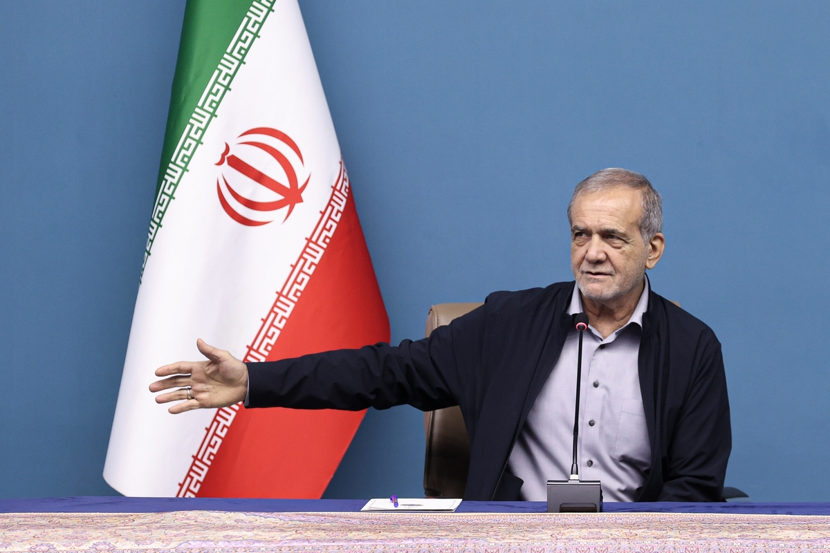 رئیس جمهور تاکید کرد: باید بستر برای رقابت در جهت خدمت و ارتقای کیفیت را باز کنیم؛ به جای اینکه به هم گیر دهیم در عمل نشان دهیم بهتر هستیم چراکه عمل گویاتر از هر پیامی است.