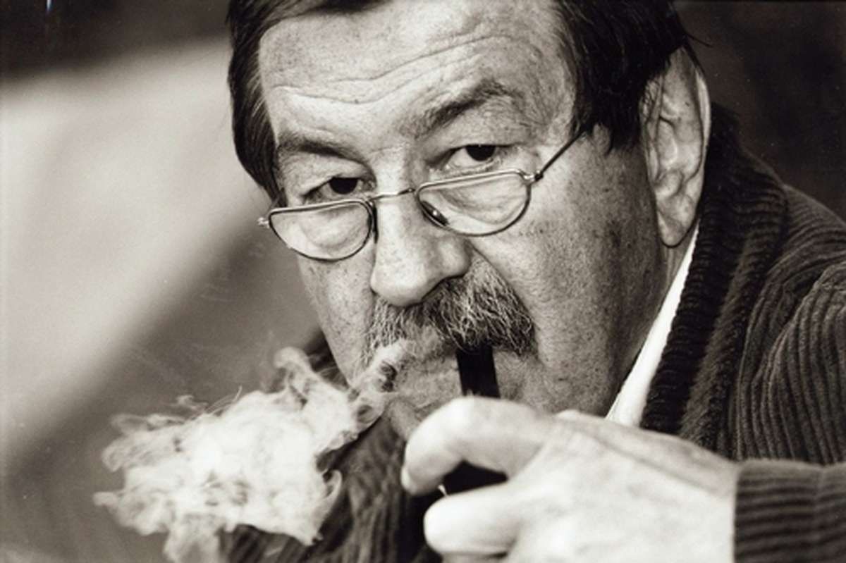 گونتر گراس پس از پایان جنگ، روزگارش را با کارگری و سنگ‌تراشی آغاز کرد و همین تجربه‌های سخت، بعد‌ها در شکل‌گیری نگاه اجتماعی و تلخ آثارش نقشی اساسی داشت.