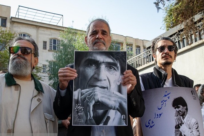 مراسم تشییع و خاکسپاری ناصر تقوایی، نویسنده و فیلمساز + فیلم و تصاویر مراسم تشییع و خاکسپاری ناصر تقوایی، نویسنده و فیلمساز + فیلم و تصاویر