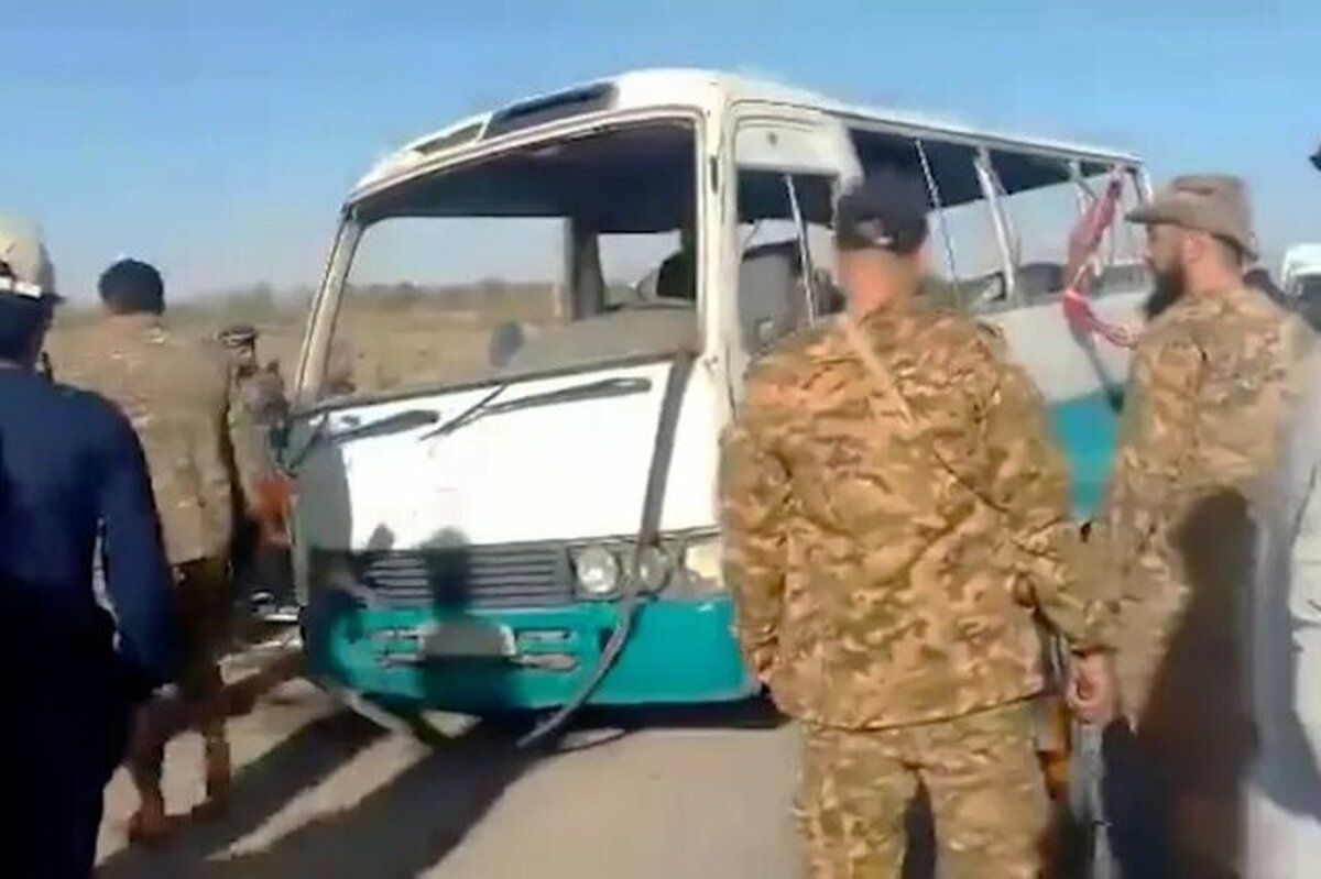 یک نظامی سوریه از کشته و زخمی‌شدن تعدادی در انفجار اتوبوس متعلق به وزارت دفاع این کشور در مسیری در شرق این کشور خبر داد.