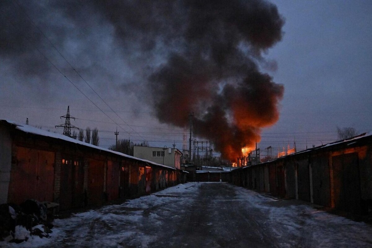 حملات گسترده روسیه به تاسیسات گازی در شرق اوکراین موجب قطعی گاز و برق ۸ منطقه این کشور شده است. این حملات در حالی صورت گرفت که رئیس جمهوری اوکراین برای دریافت تسلیحات نظامی، عازم واشنگتن شده است.
