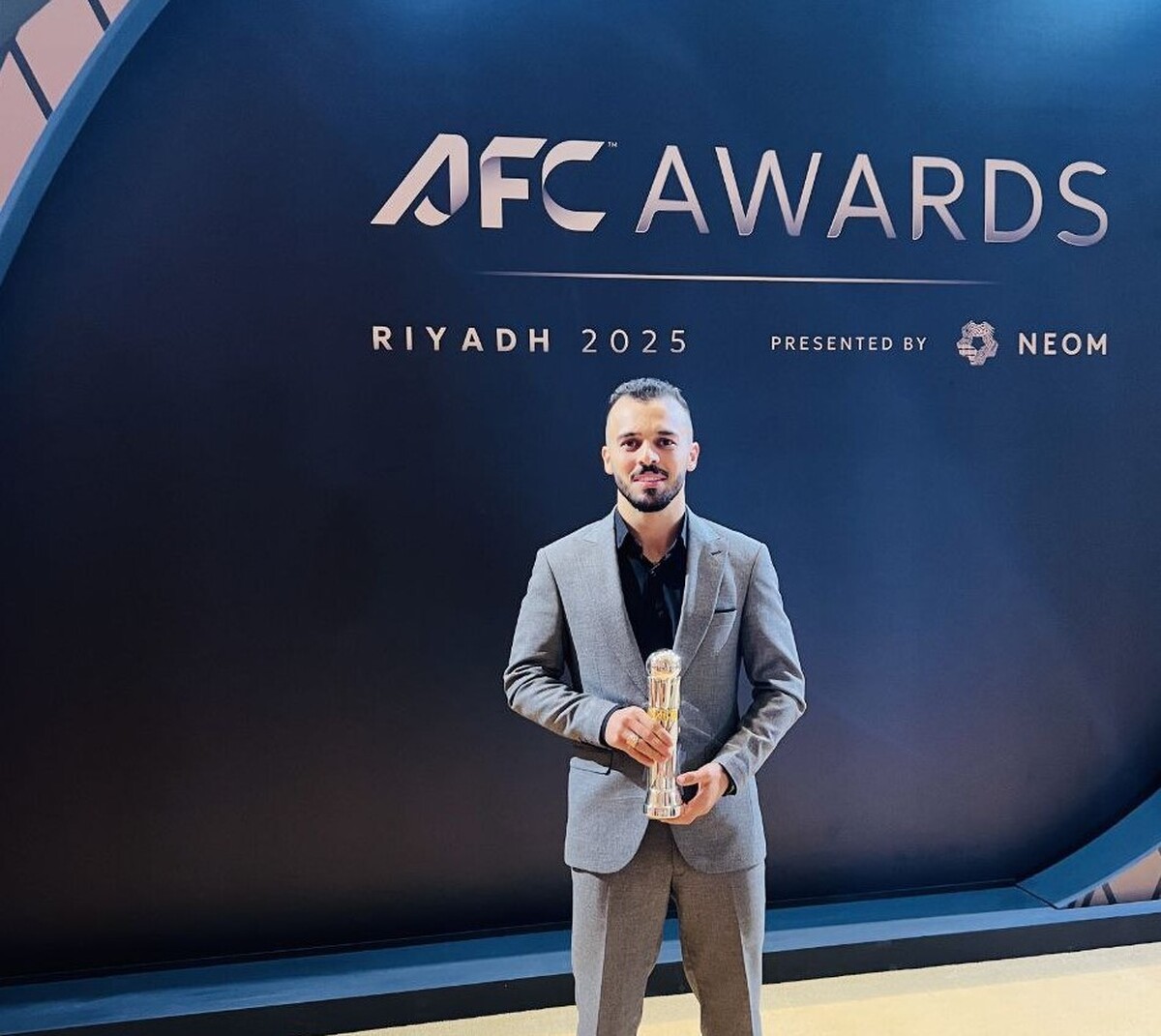 درحالی‌که فوتبال بانوان و فوتسال ایران، در مراسم برترین‌های فوتبال و فوتسال آسیا صاحب عنوان شد، دست ستاره‌های میلیاردی و مربیان مرد ایرانی از رسیدن به عنوان بازماند.