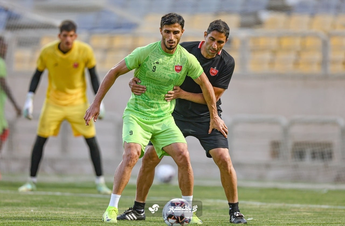 وحید هاشمیان نتوانسته خط حمله پرسپولیس را به‌خوبی فعال کند. از میان مهاجمان این تیم، فقط علیپور خوب گل می‌زند.