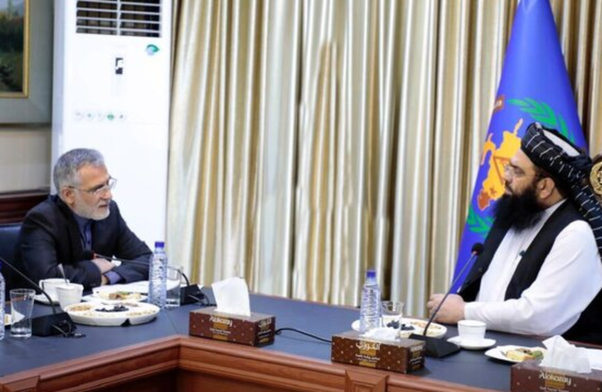 طالبان در بیانیه‌ای اعلام کرد که مدیرکل امور آسیای جنوبی وزارت امور خارجه ایران در دیدار با وزیر امور مهاجرت طالبان برای برطرف کردن تنش‌ها میان افغانستان و پاکستان اعلام آمادگی کرده و گفته است تهران برنامه دارد برای تعدادی از شهروندان افغان روادید کاری صادر کند.