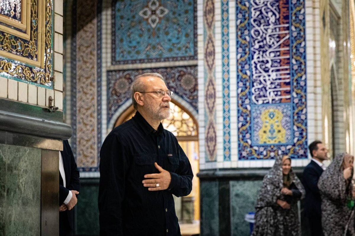 دبیر شورای عالی امنیت ملی کشورمان به زیارت حرم مطهر امام رضا (ع) رفت.