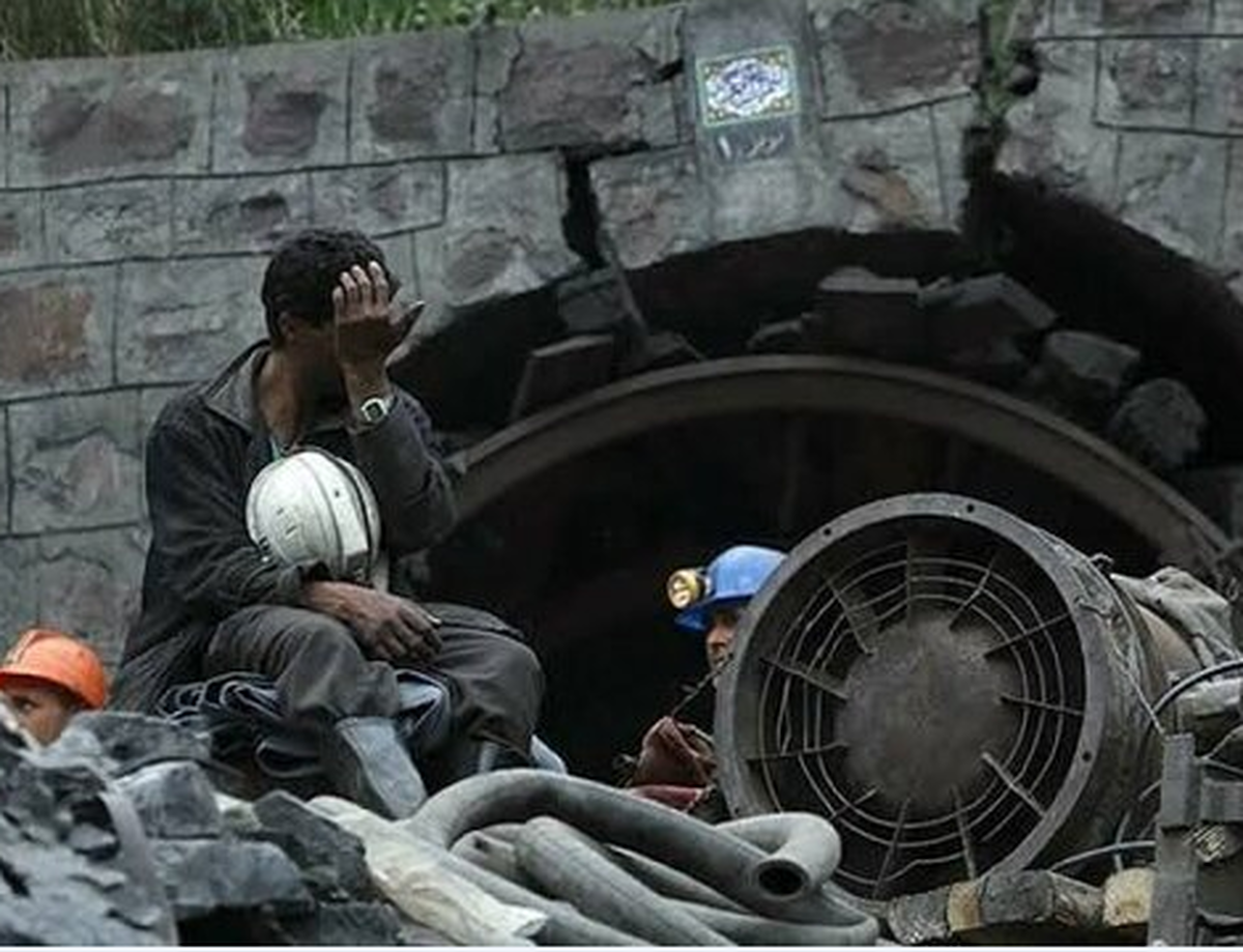 معاون استاندار و فرماندار ویژه طبس درباره حادثه جمعه، ۲۵ مهر در یکی از معادن این شهرستان، گفت: حادثه امروز در زمان جابه‌جایی نوار نقاله در یکی از تونل‌های معدن رخ داد و به جان باختن یکی از کارگران به نام «علی حسین‌زاده» منجر شد.