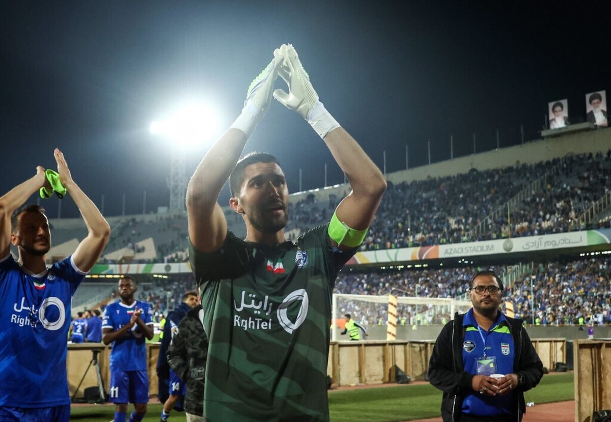 سیدحسین حسینی که روی نیمکت سپاهان درحال تماشای بازی استقلال و مس رفسنجان بود، به دلیل این رفتار به کمیته انضباطی باشگاه سپاهان احضار شد.