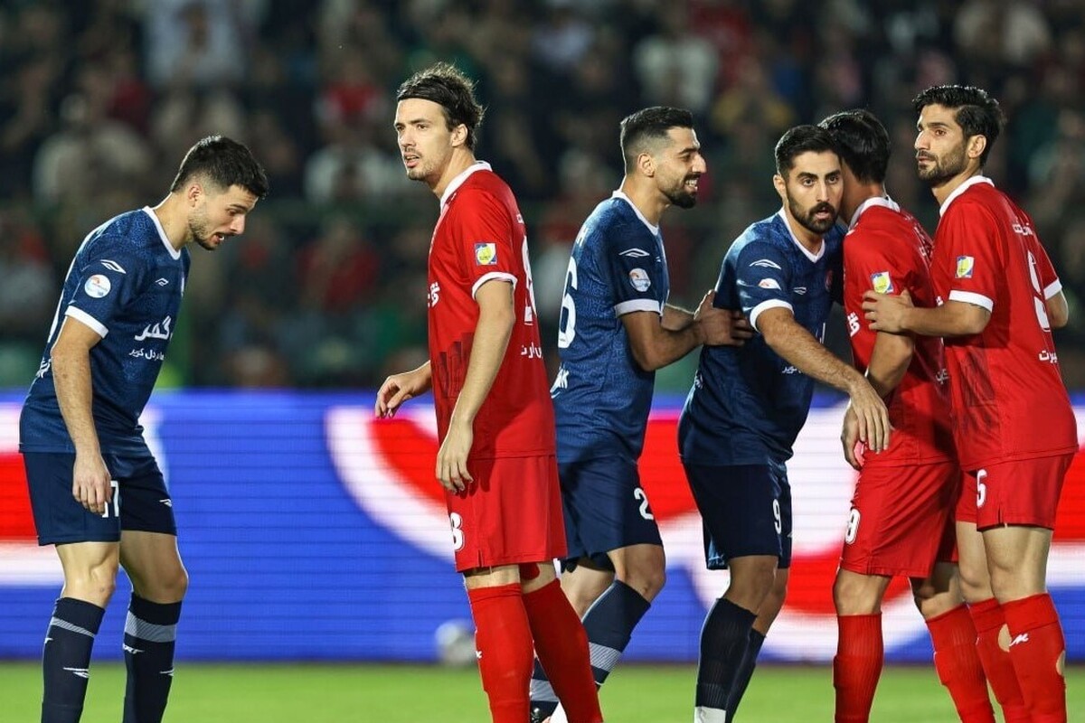 پرسپولیس با بازوبند مشکی در خرم‌آباد