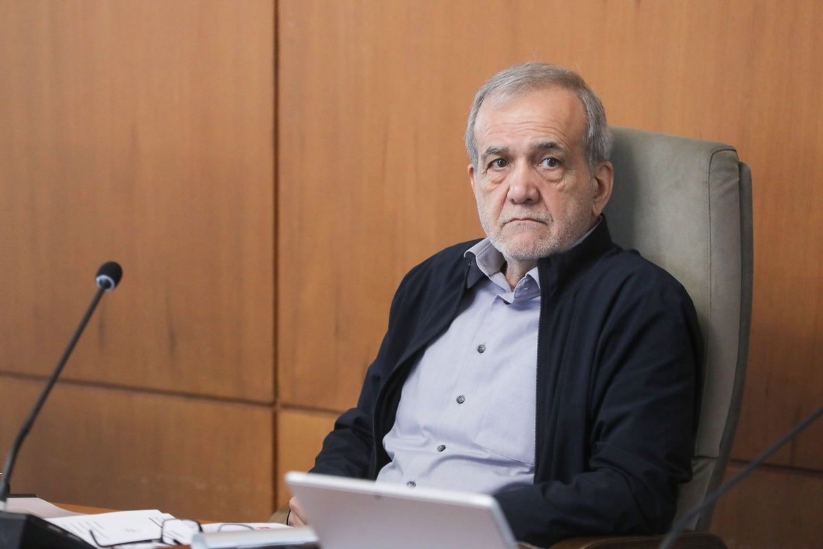 سرپرست نهاد ریاست‌جمهوری از واریز حقوق مهرماه رئیس‌جمهوری به حساب جامعه خیران مدرسه‌ساز و پرداخت منظم ۵ میلیون تومان از حقوق او در ماه‎های آتی به این حساب خبر داد.