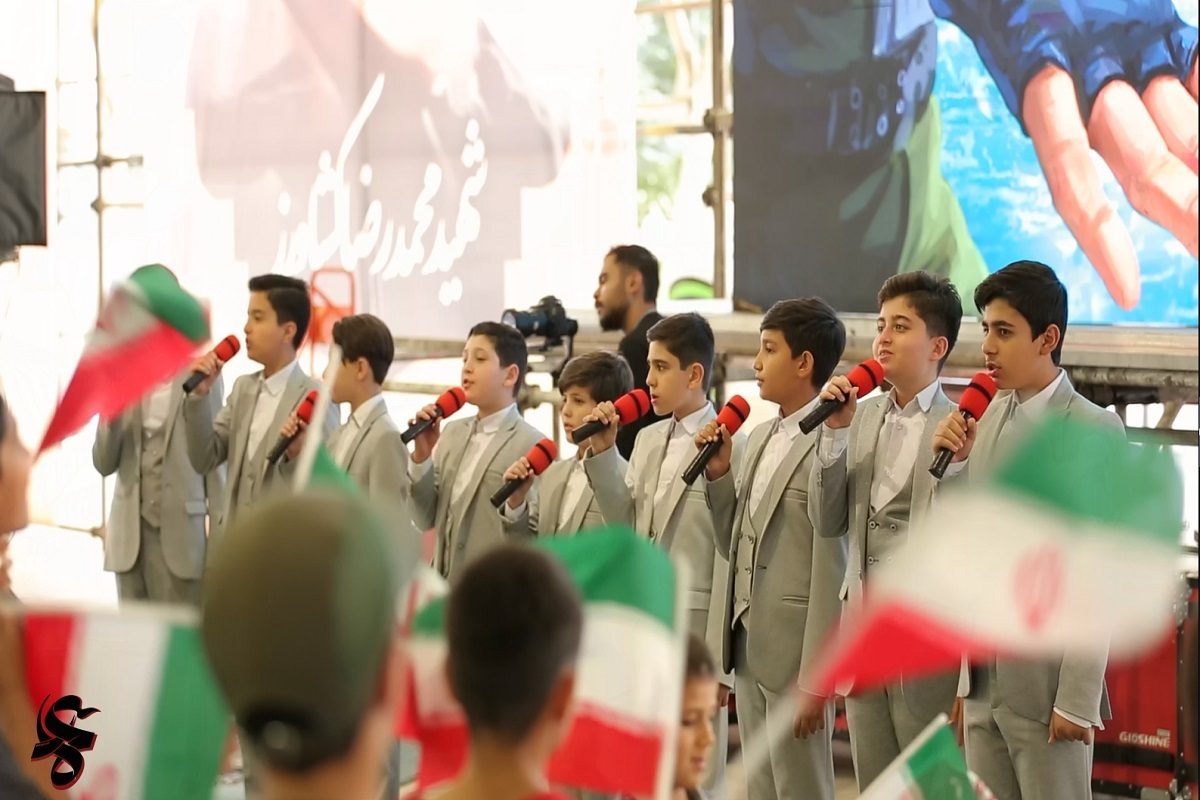 بعد از ۴۷ سال از برگزاری نماز جمعه، روز گذشته جمعه ۲۵ مهرماه در یک اقدام هنری نمازگزاران تهران، به تماشای یک فیلم سینمایی نشستند.