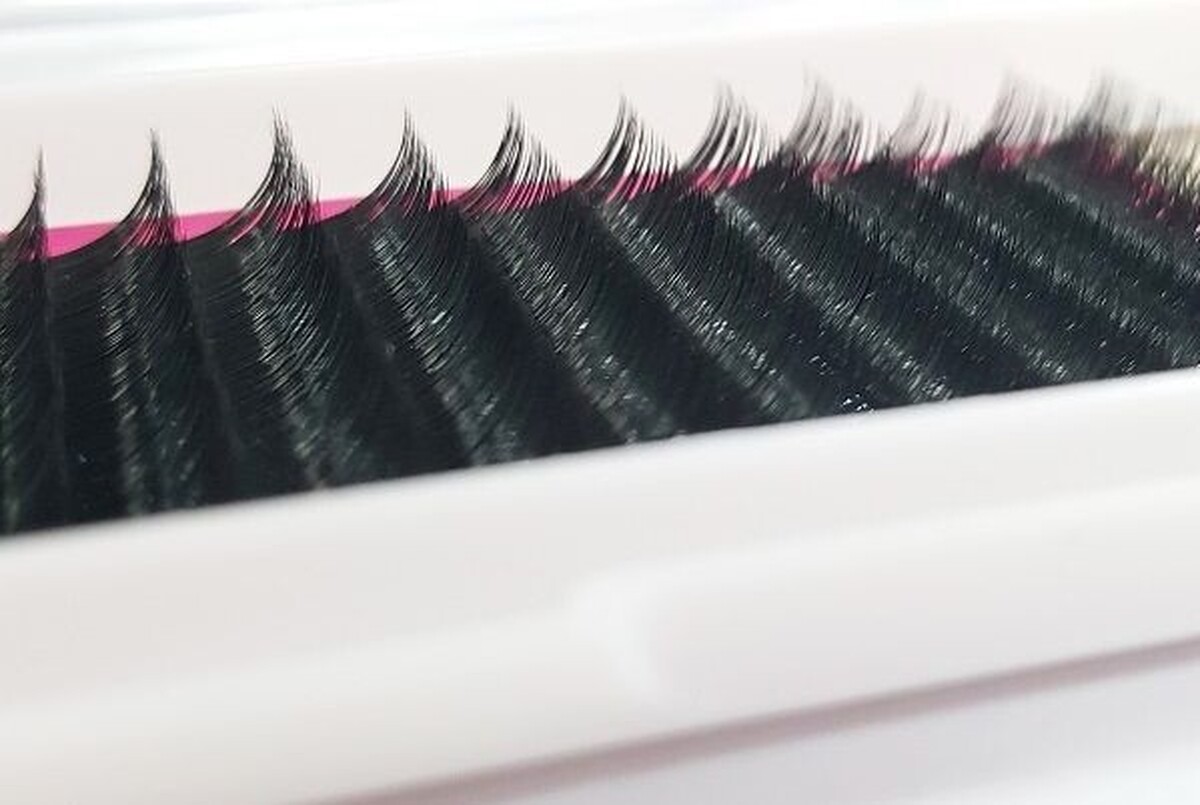 کشف بیش از ۴۶۰۰ پالت مژه مصنوعی قاچاق در مشهد