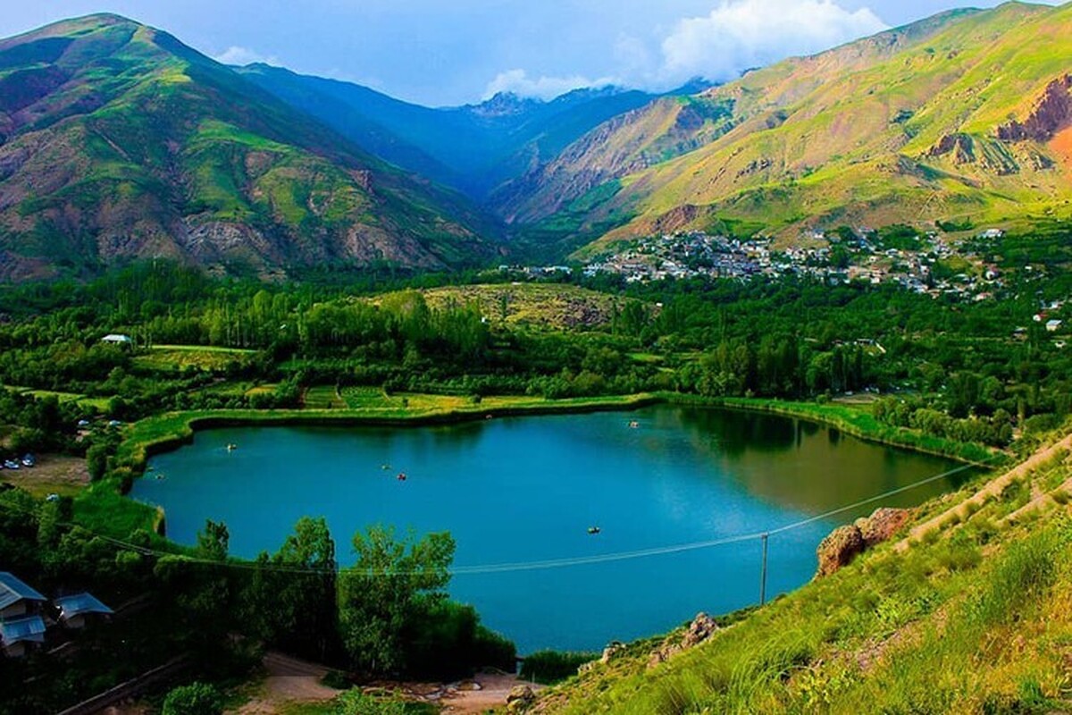 دریاچه اوان قزوین یکی از شگفتی های طبیعت این شهر است، دریاچه ای که مثل یک بوم بزرگ آسمان، کوه و درختان اطرافش را در خود ثبت کرده و زیبایی آن ها را به شکل مسحورکننده‌ای بازتاب می کند.