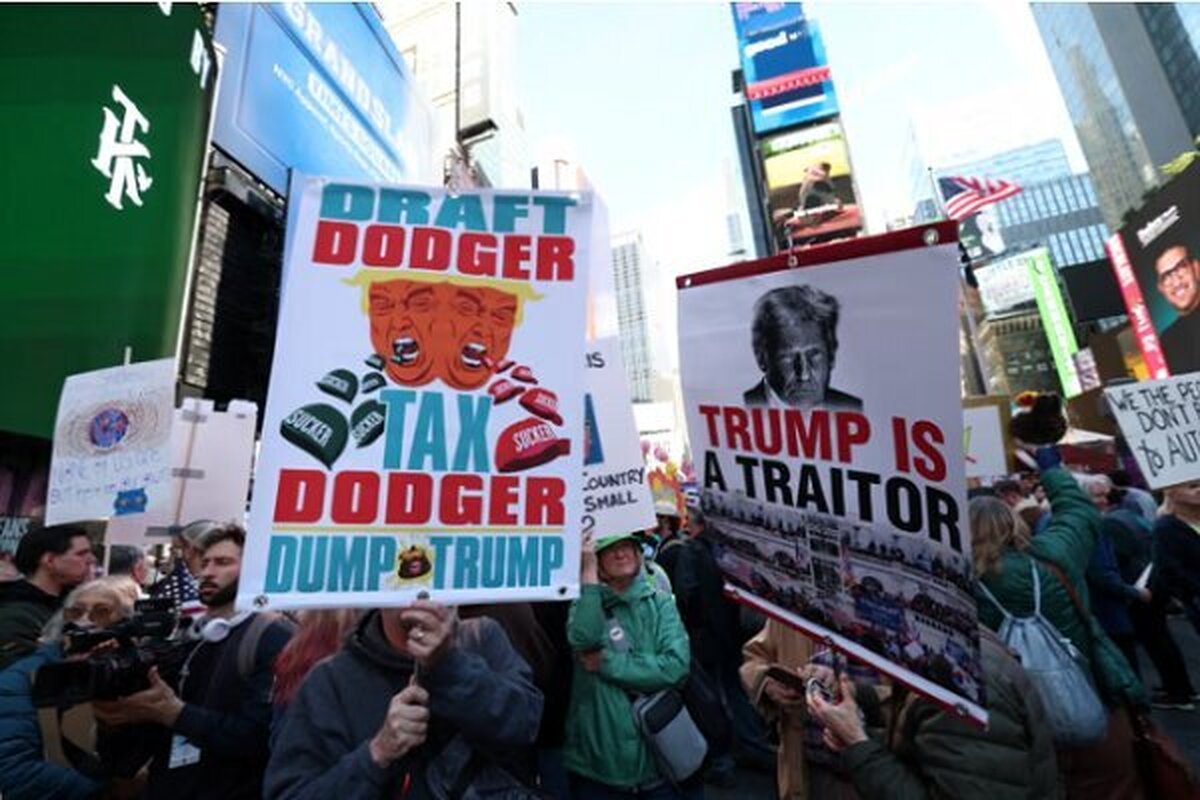 تظاهرات خشم مردم آمریکا با شعار «نه به پادشاه» در واشنگتن دی سی، در اعتراض به خودکامگی رئیس جمهور این کشور آغاز شد.