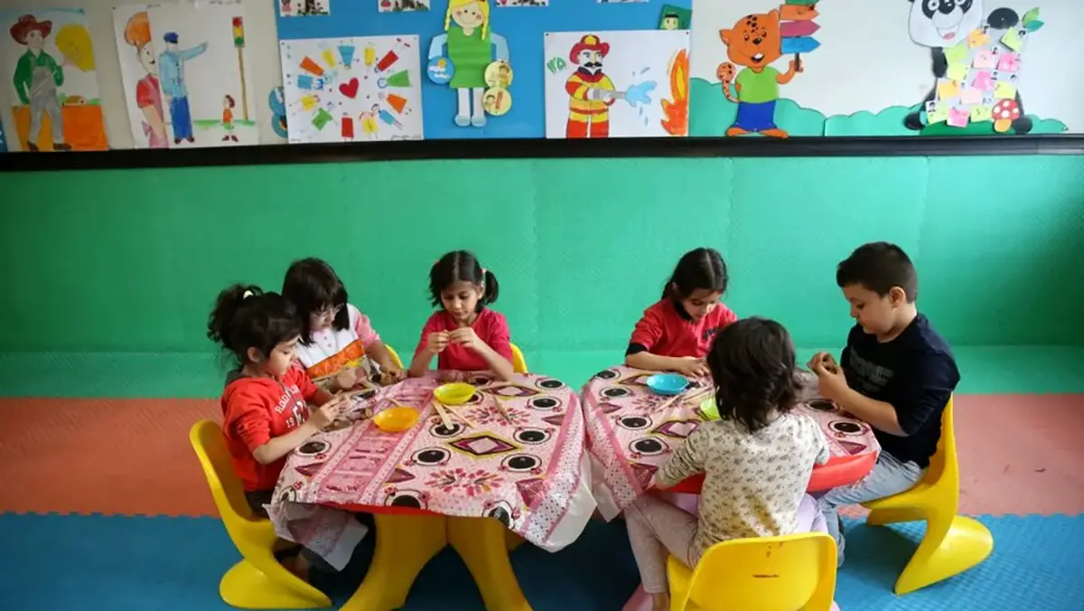 برخی کارشناسان هشدار می‌دهند بی‌توجهی به اجرای قانون «جوانی جمعیت» و تعطیلی مهدکودک‌ها، انگیزه فرزندآوری را در میان خانواده‌ها کاهش می‌دهد.