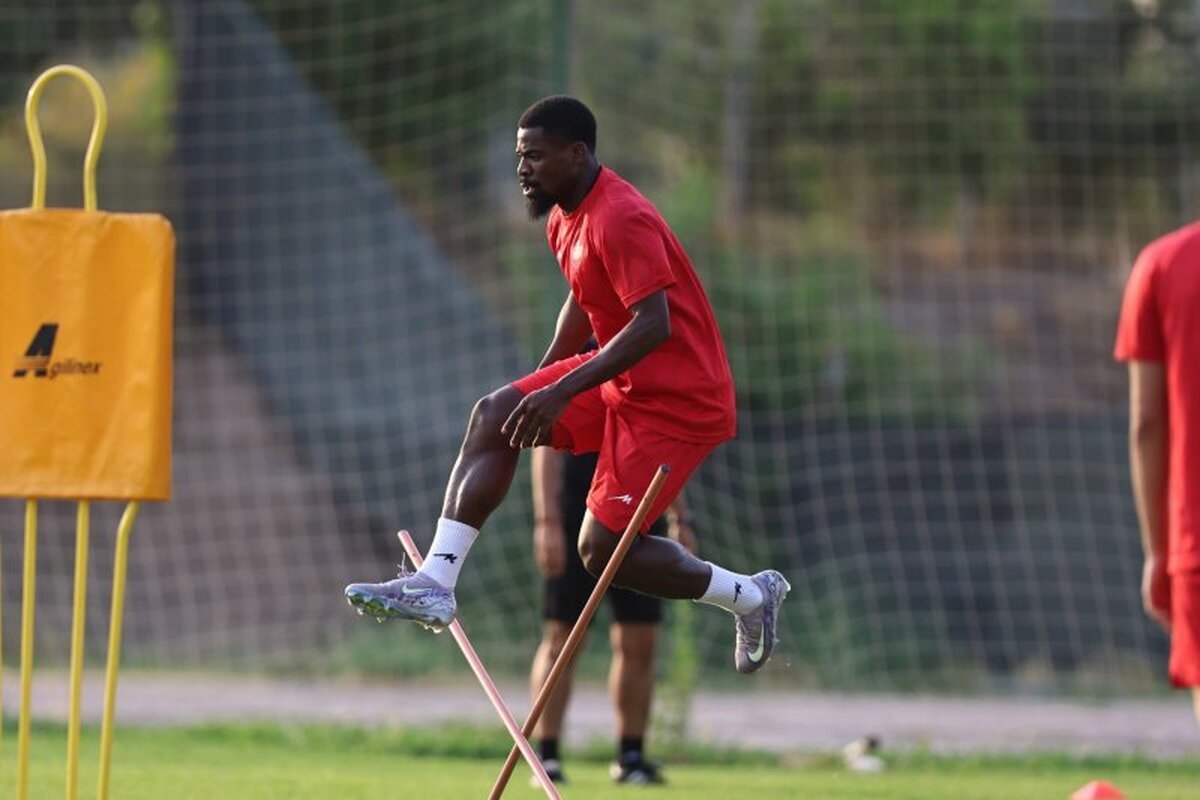 مدافع ساحل عاجی پرسپولیس، در جمع بازیکنان این تیم حاضر شد.