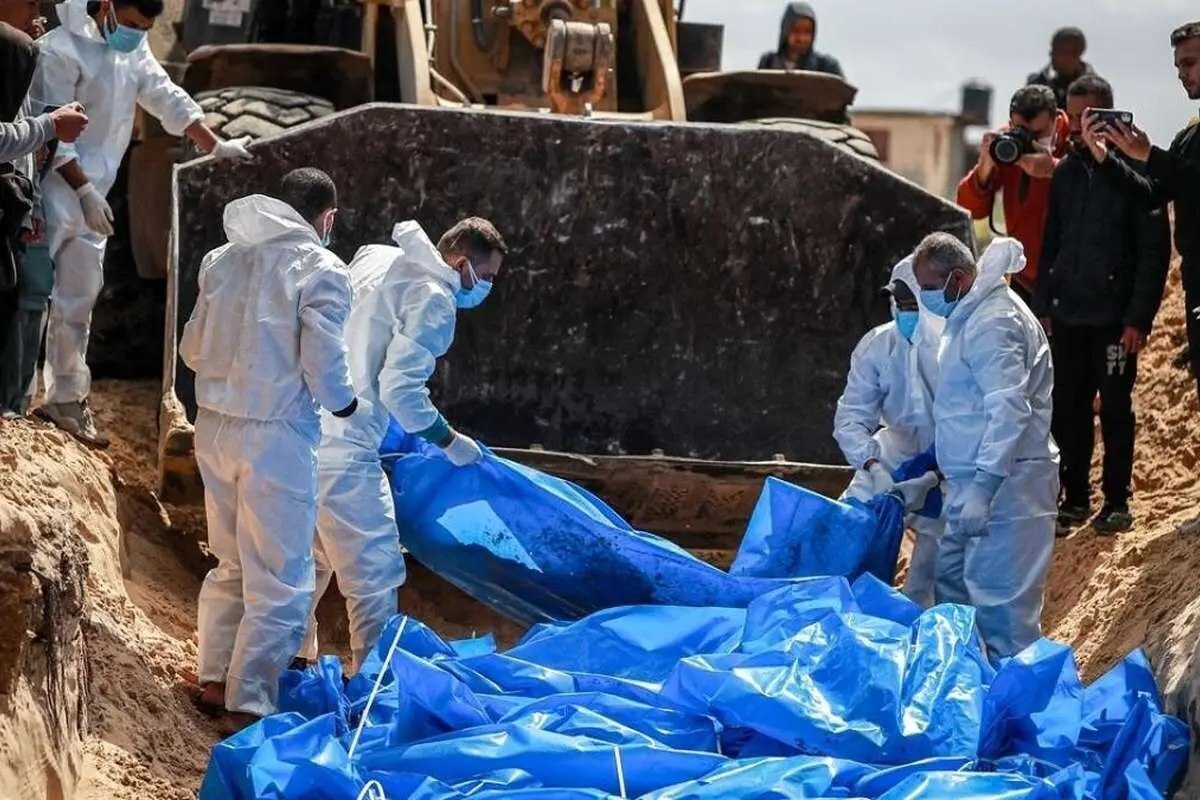 با گذشت شش روز از آغاز فرایند تبادل اسرا ذیل توافق آتش‌بس، گزارشات میدانی از ثبت جنایات تازه‌ای از رژیم صهیونیستی حکایت دارد. در پیکر بسیاری از شهدا، آثار شکنجه شدید، اعدام از فاصله نزدیک، برخی شهدا با زنجیر بسته شده و بدن‌ها پس از برداشت اعضا با پنبه پر شده‌اند.