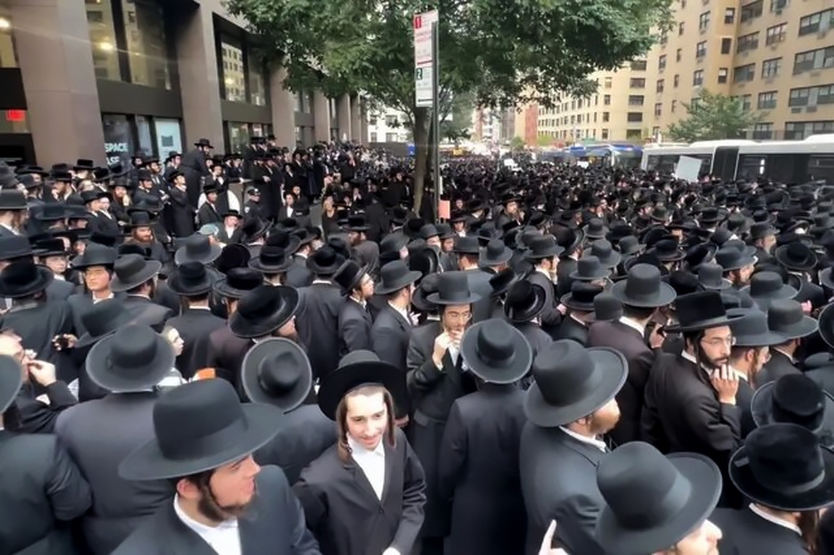 تظاهرات هزاران یهودی افراطی در نیویورک در واکنش به سربازی اجباری