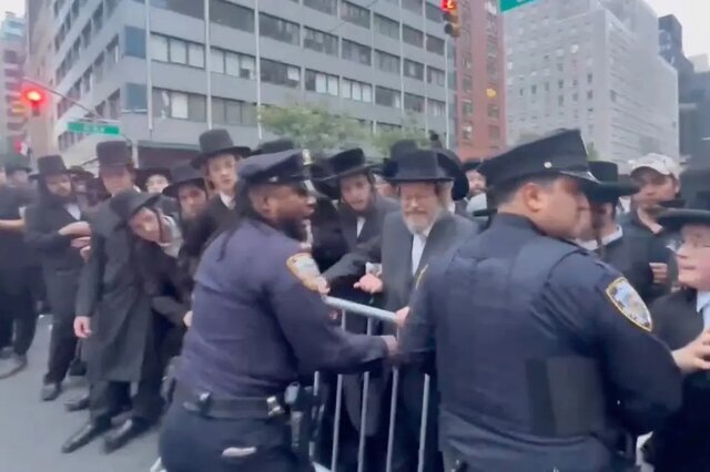 تظاهرات هزاران یهودی افراطی در نیویورک در واکنش به سربازی اجباری تظاهرات هزاران یهودی افراطی در نیویورک در واکنش به سربازی اجباری