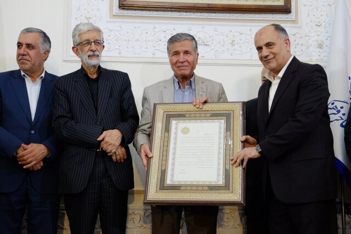 مراسم بزرگداشت محمدجعفر یاحقی به پاس شاهنامه‌پژوهی، قرآن‌پژوهی، خدمات دانشگاهی و توجهش به زبان فارسی، انجام شد.