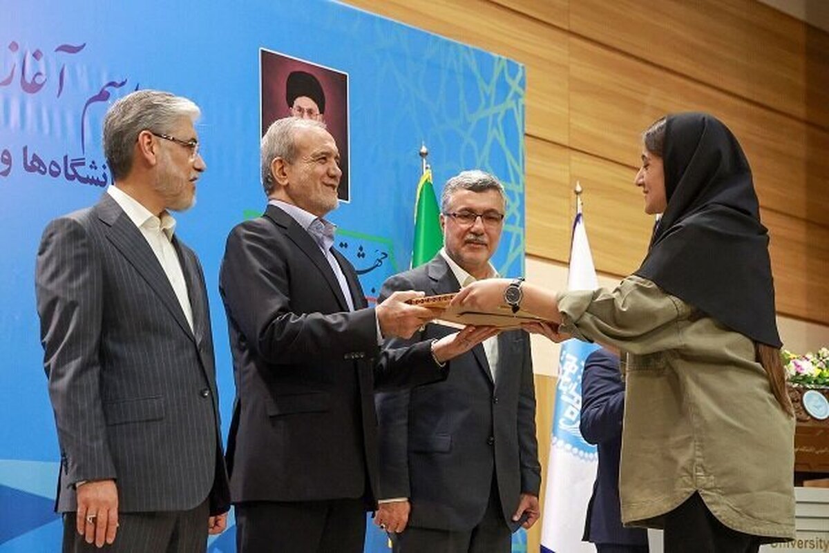 هم‌زمان با شروع مراسم رسمی آغاز سال تحصیلی دانشگاه‌ها و مراکز آموزشی و پژوهشی کشور، امروز و با حضور رئیس‌جمهور، از رتبه‌های برتر کنکور و المپیاد تقدیر شد.