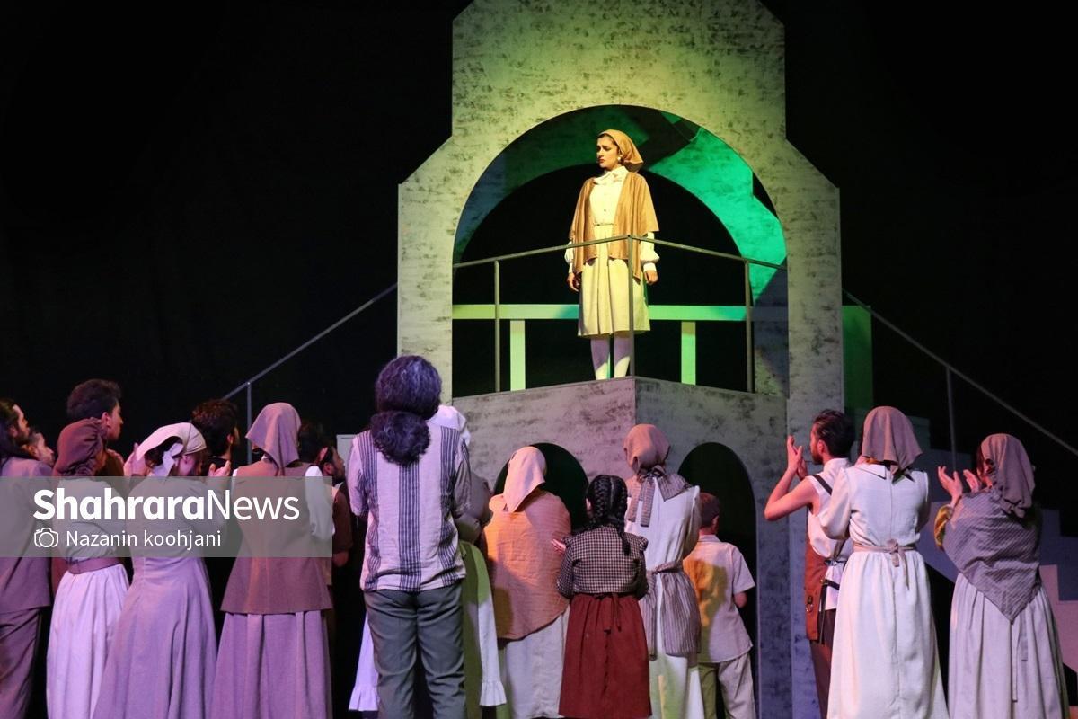 بر اساس تازه‌ترین داده‌های «گیشات»، نمایش «دریاچه قو» به کارگردانی مهسا غفوریان با استقبال بیش از ۱۳ هزار نفر، عنوان «پرمخاطب‌ترین اثر نمایشی نیم‌سال نخست ۱۴۰۴» را به خود اختصاص داد.