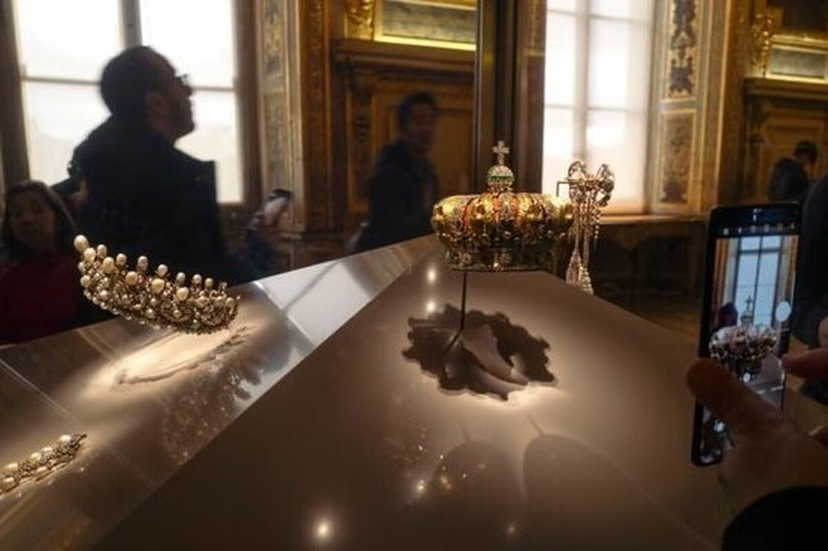 درحالی که پلیس فرانسه به دنبال سارقانی است، که هشت قطعه جواهر تاریخی را دزدیدند، پرسش‌هایی درباره چگونگی انجام این کار مطرح است.