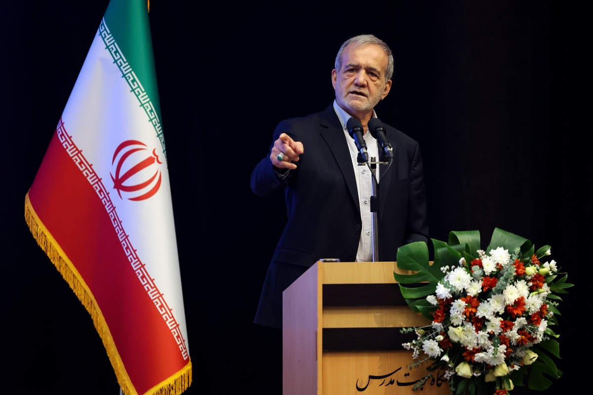 رئیس جمهور در توضیح اینکه فقط یک راه برای عبور از وضعیت نامطلوب فعلی داریم، گفت: راه رفع مشکلاتی مثل کم‌آبی، فرونشست زمین و امثال آن نه شعار و دستور، بلکه تکیه بر متخصصان، فارغ از نوع پوشش، منش و ظواهر آنان است. امروز دشمن چشم امید به این دوخته که ایران ضعیف شده و زمان ضربه زدن به آن است، اما اگر نخبگان به میدان بیایند، دشمن هیچ غلطی نمی‌تواند بکند.