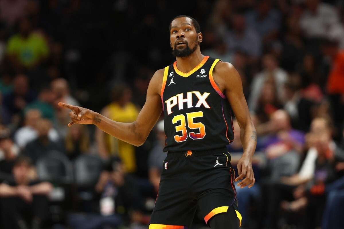 کوین دورنت با تمدید قرارداد دو ساله ۹۰ میلیون دلاری خود با تیم بسکتبال هیوستون به پردرآمدترین بازیکن تاریخ لیگ NBA تبدیل شد و از لبران جیمز پیشی گرفت.