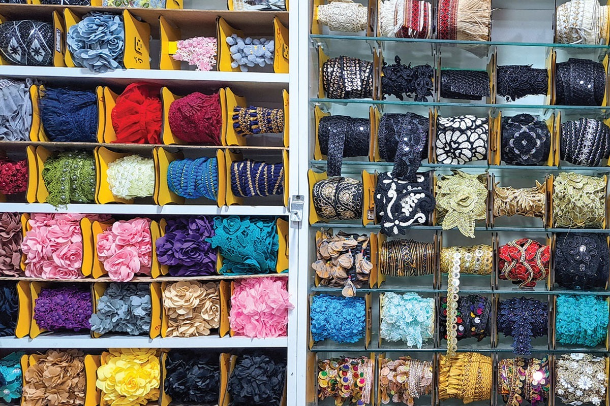 انواع لوازم خیاطی و خرازی، بازار مجد را به یک جاذبه گردشگری تبدیل کرده است.