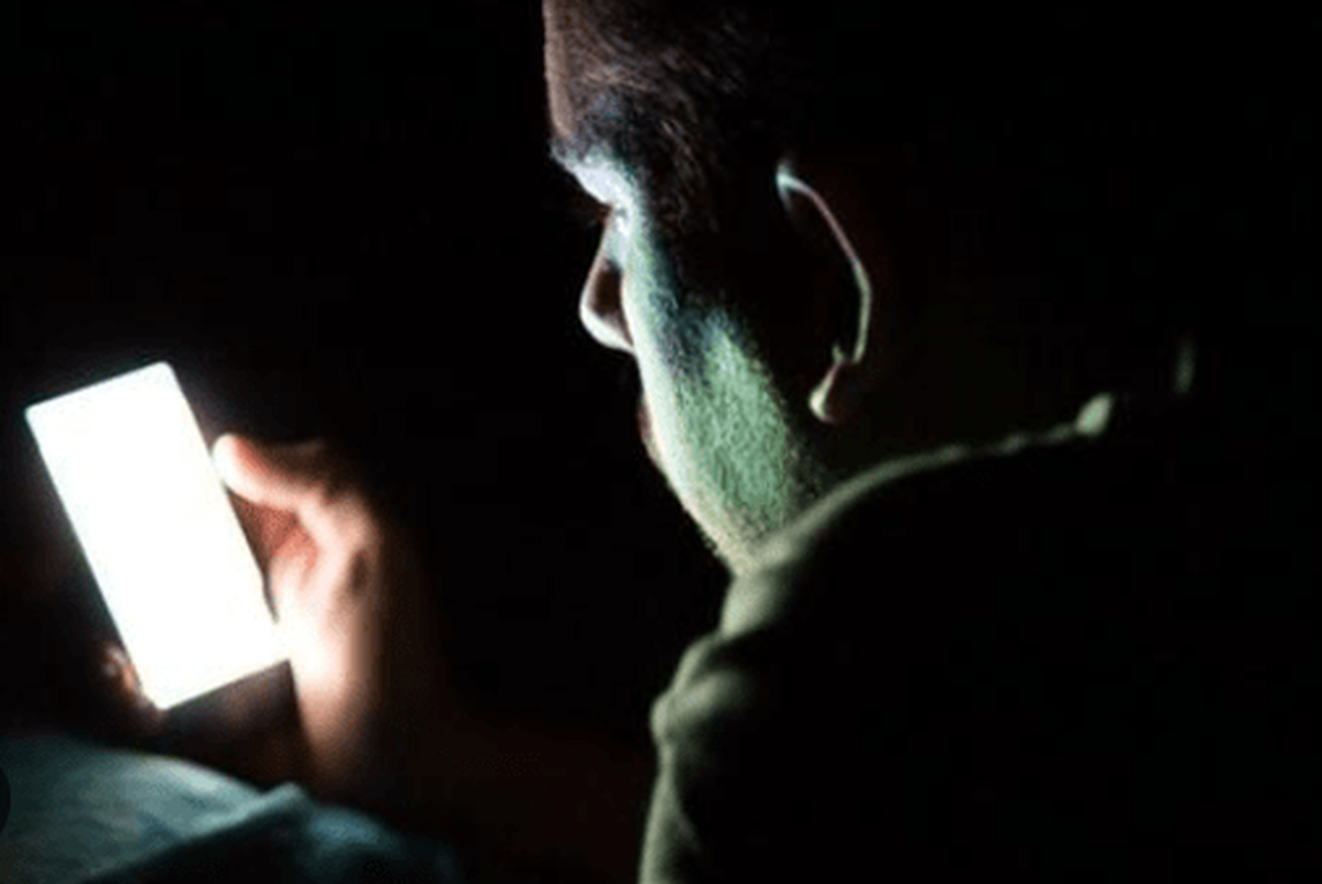 متخصص چشم: ساعت ۱۰ شب به بعد موبایل را کنار بگذارید