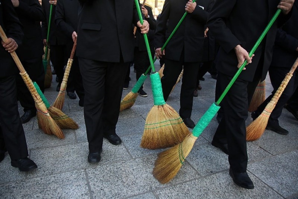 آیین جاروکشی یکی از برنامه‌های جالب و قدیمی حرم مطهر امام رضا(ع) است که با شکوه خاصی توسط خادمان انجام می‌شود.