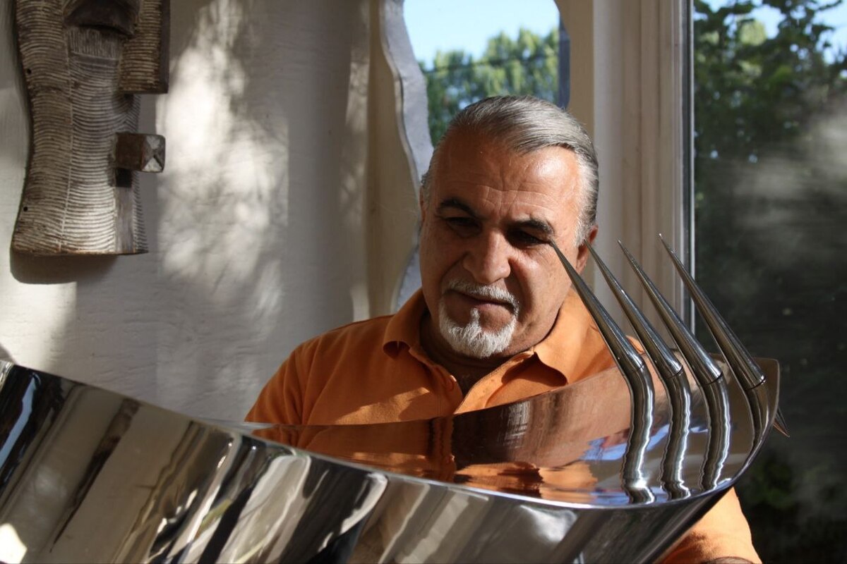 روند تولید مستند «آهن‌ربا» درباره زندگی و آثار «رضا یحیایی» هنرمند نقاش و پیکره‌ساز، با درگذشت شخصیت اصلی اثر وارد مرحله تازه و پیش‌بینی‌نشده‌ای شد.