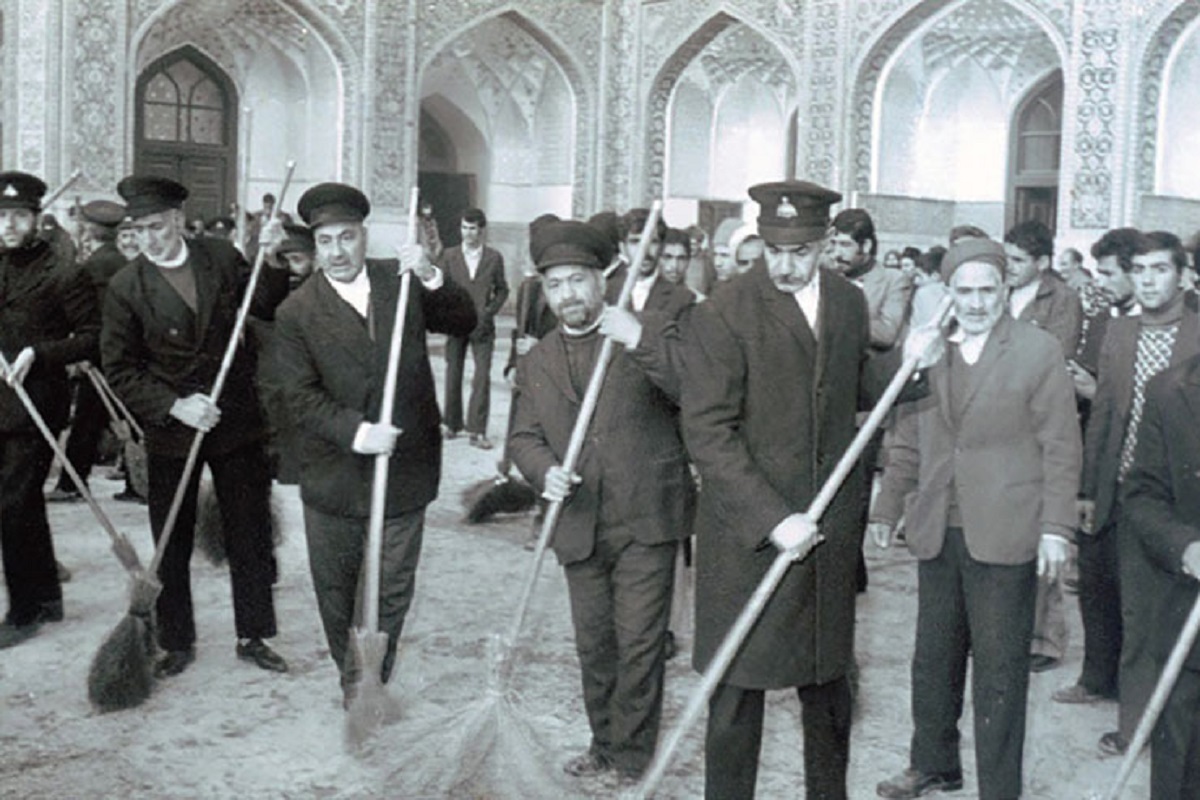 جاروکشی، که در دوره صفویه شغلی مستقل در آستان قدس رضوی بود، امروز به آیینی معنوی بدل شده است؛ آیینی که با مداحی، دعا و خضوع خادمان برگزار می‌شود و یادگار قرن‌ها ارادت به امام رضا (ع) است.