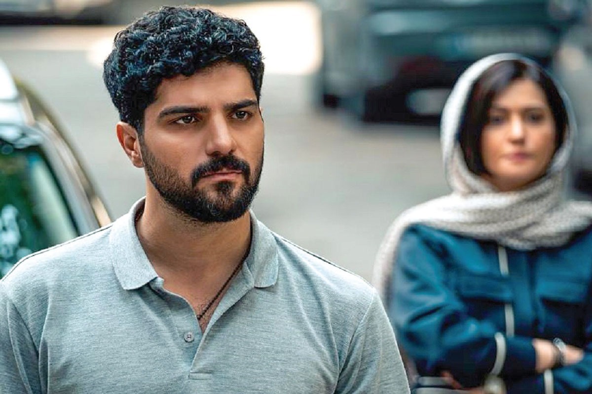 سینا مهرداد، به لحاظ ظاهری، شیک‌تر از آن است که مخاطب بتواند او را به عنوان یک پسر خودساخته جنوب شهری بپذیرد. طراحی لباس نیز این ناهماهنگی را تشدید می‌کند و موضوع بر روی کل سریال سایه می‌افکند.