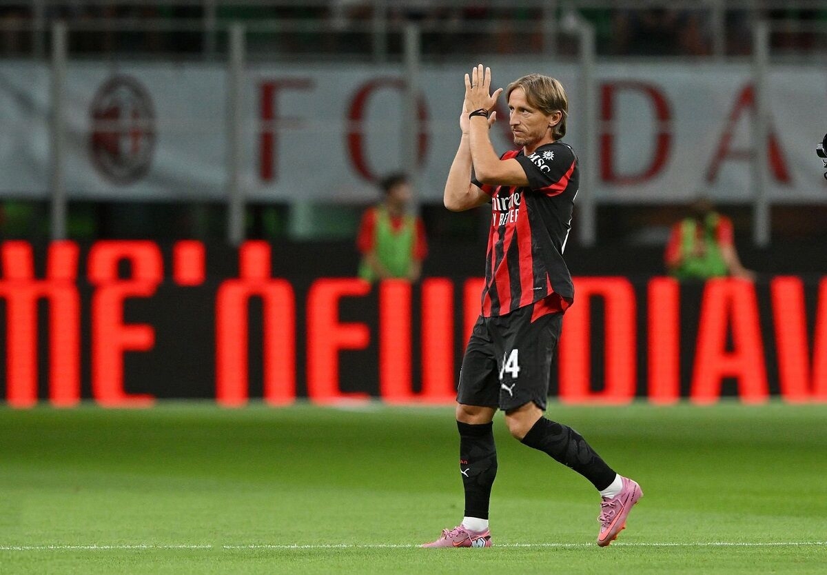 رسانه‌های ایتالیایی گزارش داده‌اند که باشگاه میلان تصمیم قطعی گرفته تا بند تمدید قرارداد لوکا مودریچ را برای یک سال دیگر فعال کند.