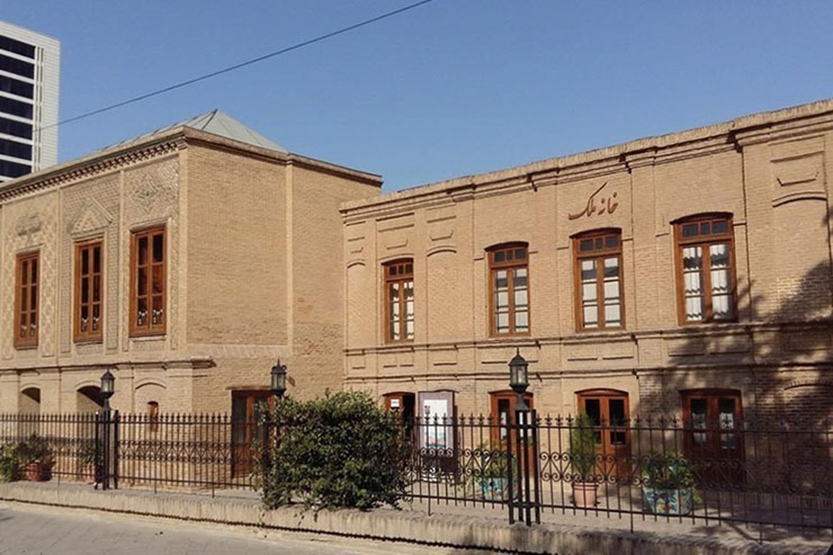 خانه تاریخی «ملک» واقع در خیابان امام‌خمینی(ره) مشهد، برای برگزاری جلسات با سرمایه‌گذاران خارجی مهیا می‌شود.