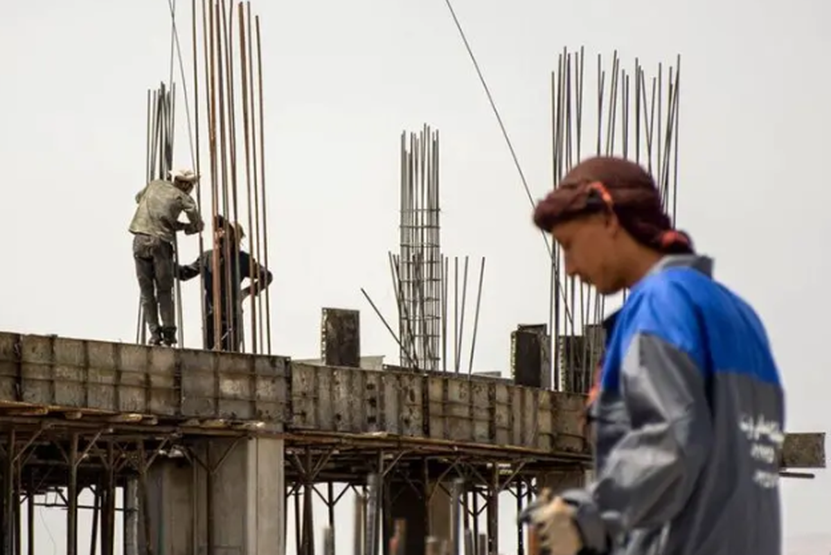 معاون توسعه کارآفرینی و اشتغال وزارت تعاون، کار و رفاه اجتماعی گفت: از ابتدای مهر ۱۴۰۴، با همکاری وزارت کشور و وزارت امور خارجه، صدور ویزای کارگری به ویژه برای اتباع افغانستانی آغاز شد.