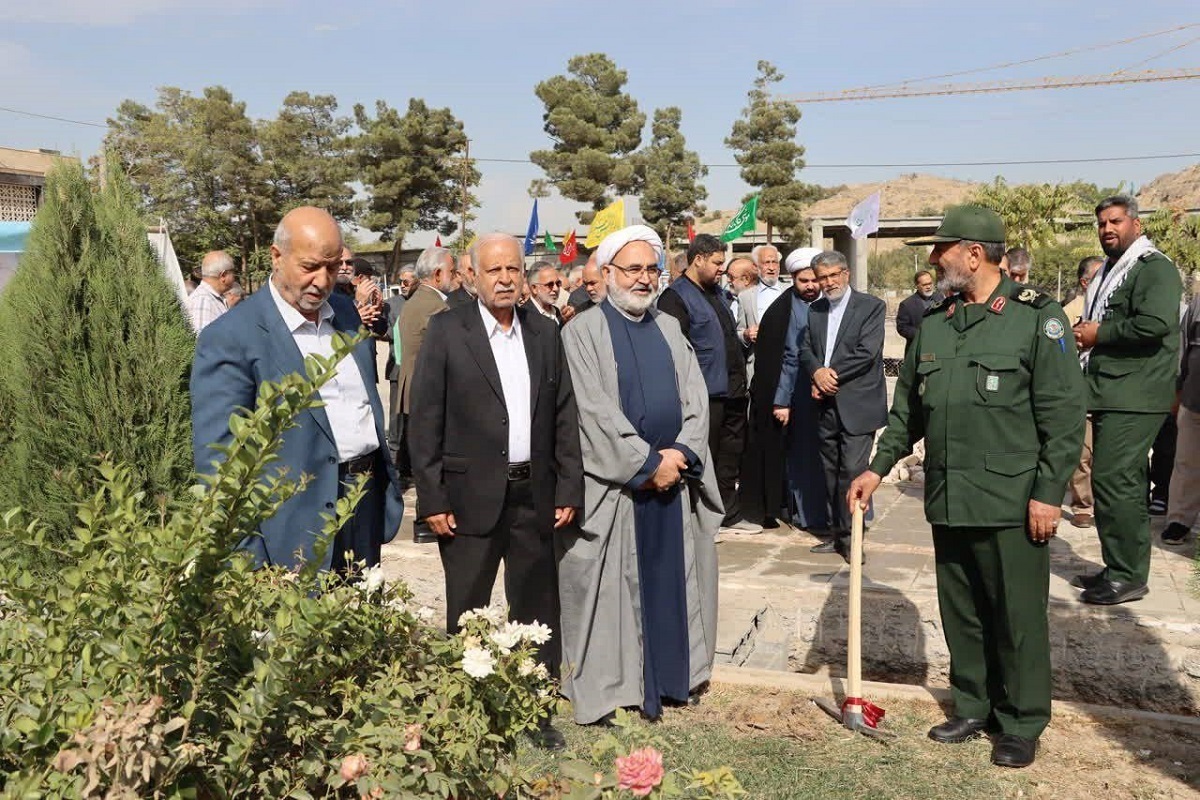 با حضور حجت‌الاسلام علی عسکری، معاون فرهنگی، اجتماعی و زیارت استانداری خراسان رضوی و سردار حسین‌علی یوسفعلی‌زاده، مدیرکل حفظ آثار و نشر ارزش‌های دفاع مقدس، آیین کلنگ‌زنی احداث مقبره شهید گمنام برگزار شد.