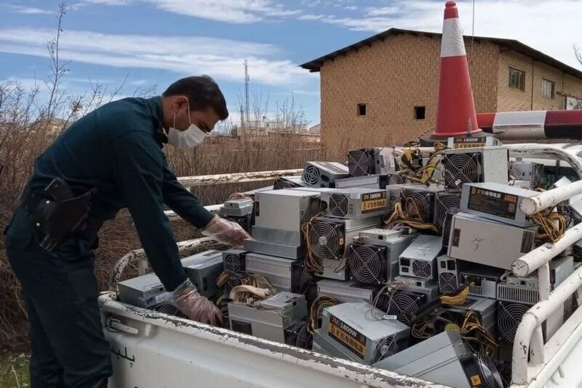 سخنگوی فراجا گفت: پلیس هم‌صدا و همگام با صنعت برق کشور در ۶ ماه نخست امسال(اول فروردین تا ۲۵ شهریور)، بیش از ۳۶ هزار و ۶۴۸ دستگاه ماینر غیرمجاز را از چرخه فعالیت‌های زیرزمینی حذف کرده است. 