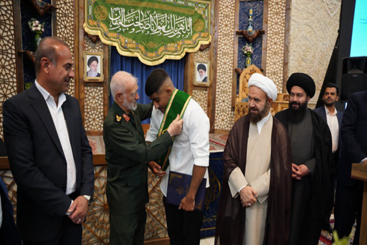 غلام‌رضا فرخی، قهرمان کشتی فرنگی جهان در مراسمی با حضور تولیت حرم مطهر حرم احمد بن موسی مشهور به شاهچراغ (ع) به کسوت خادم افتخاری این حرم مطهر مفتخر شد.